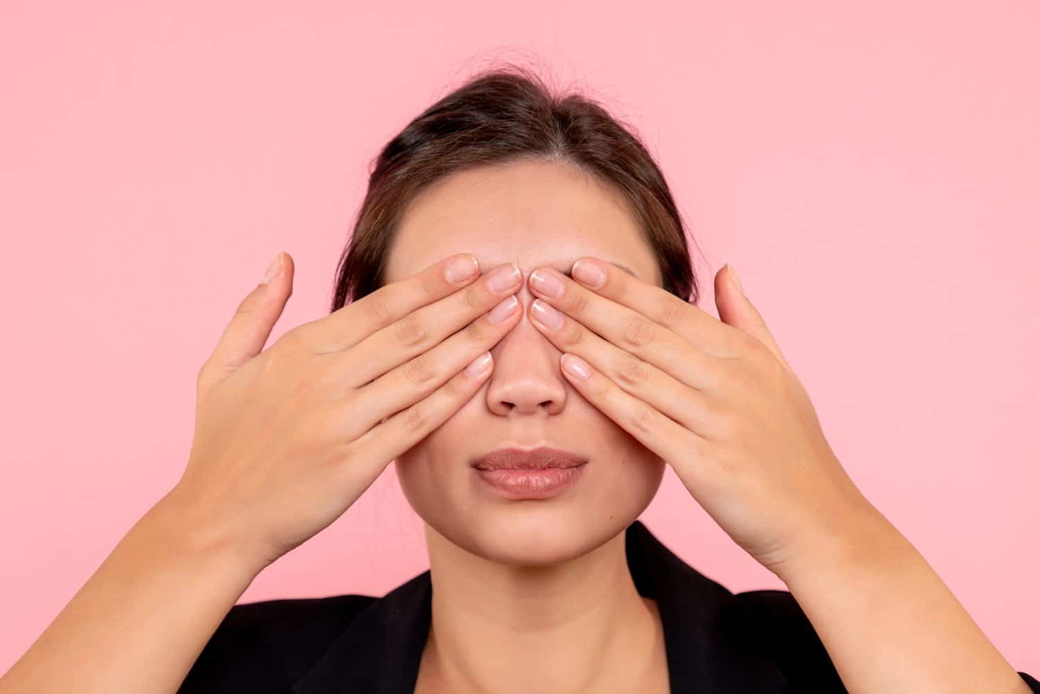 Mieux entendre les yeux fermés : idée reçue ou preuve scientifique ?