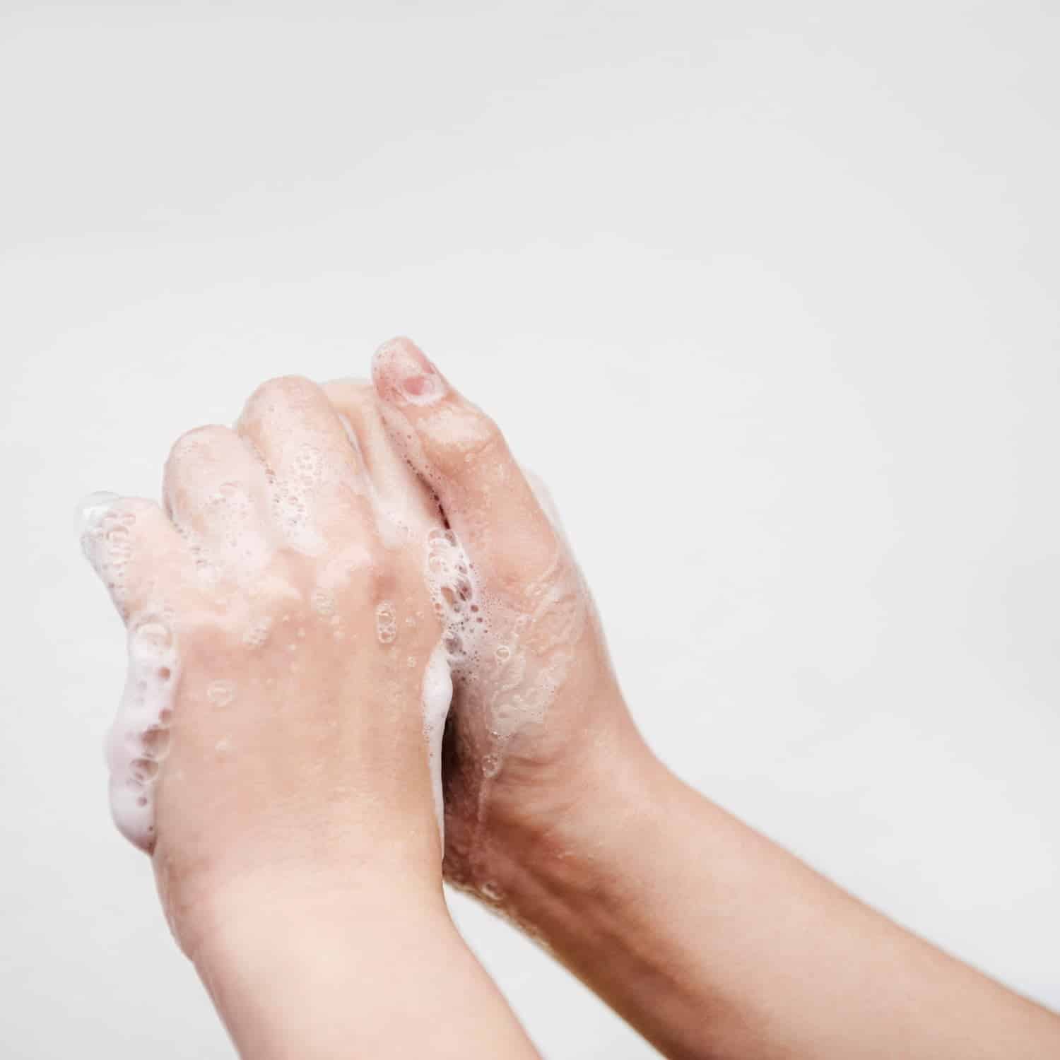 Savons antibactériens et lingettes: un risque silencieux pour l’antibiorésistance