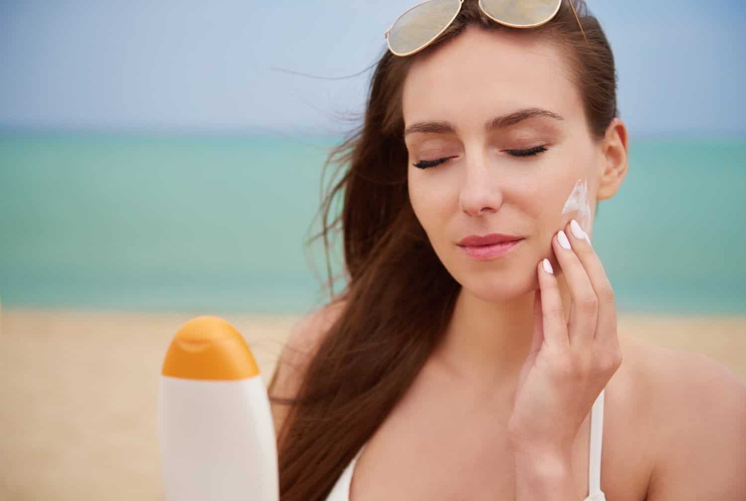 Les soins après-soleil à base d’eau pour apaiser et réhydrater la peau