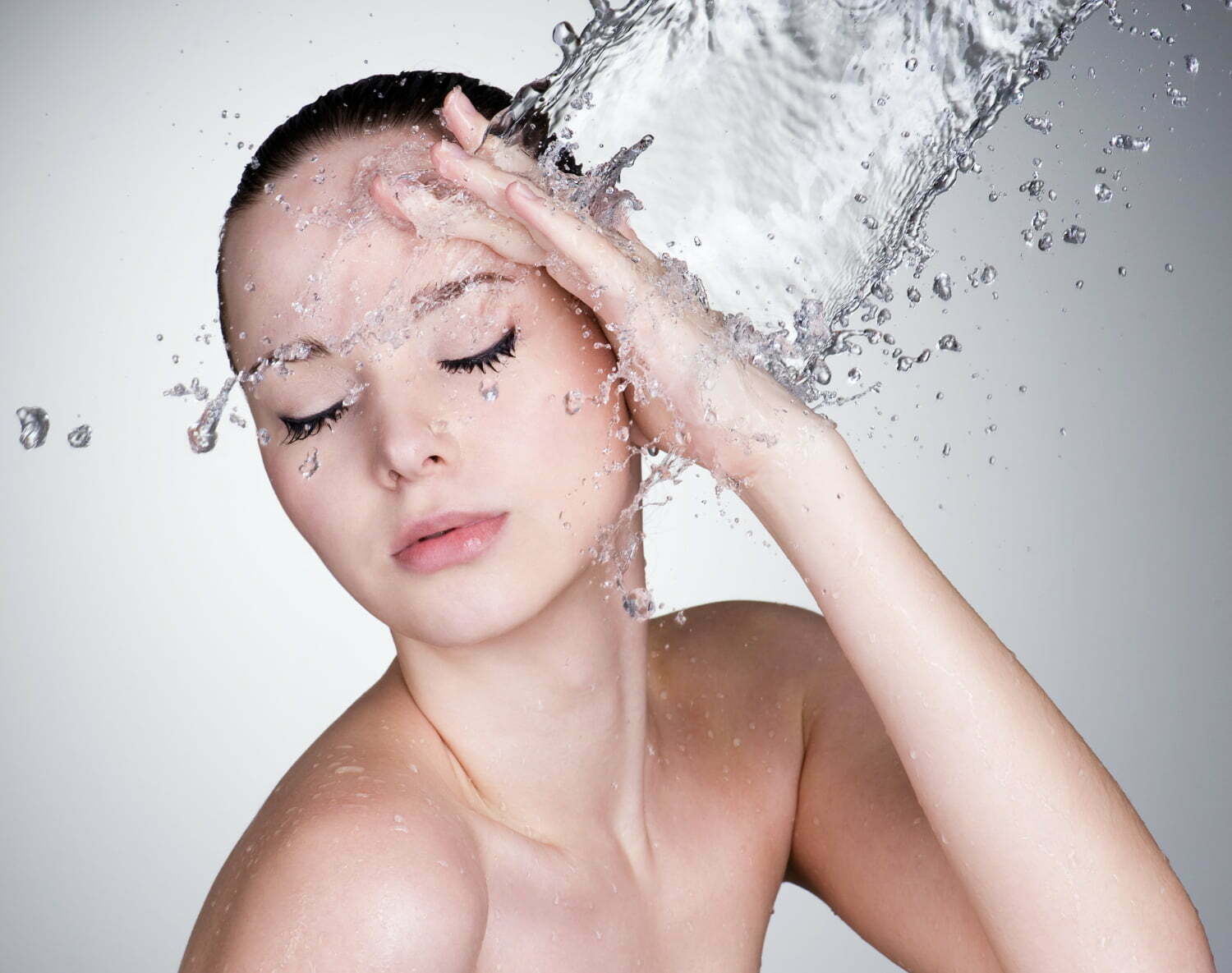 Eau froide ou chaude sur le visage : laquelle choisir pour le laver ?
