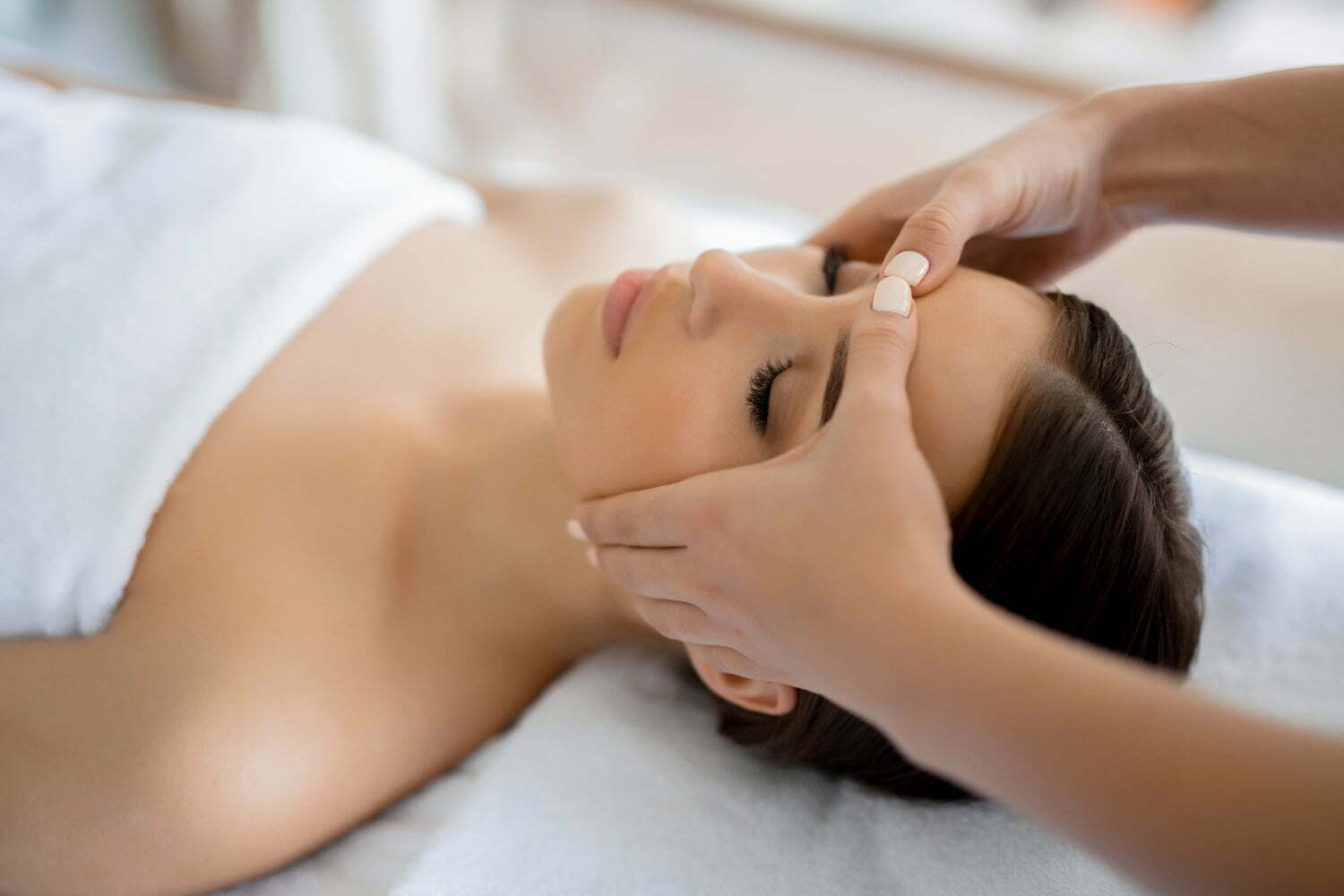 Taping facial : est-il efficace pour prévenir les rides ?
