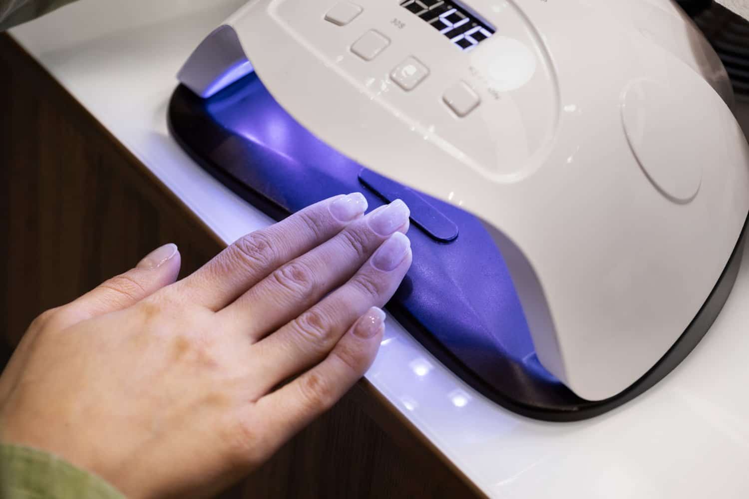 Ongles: Attention aux lampes UV des salons de manucure