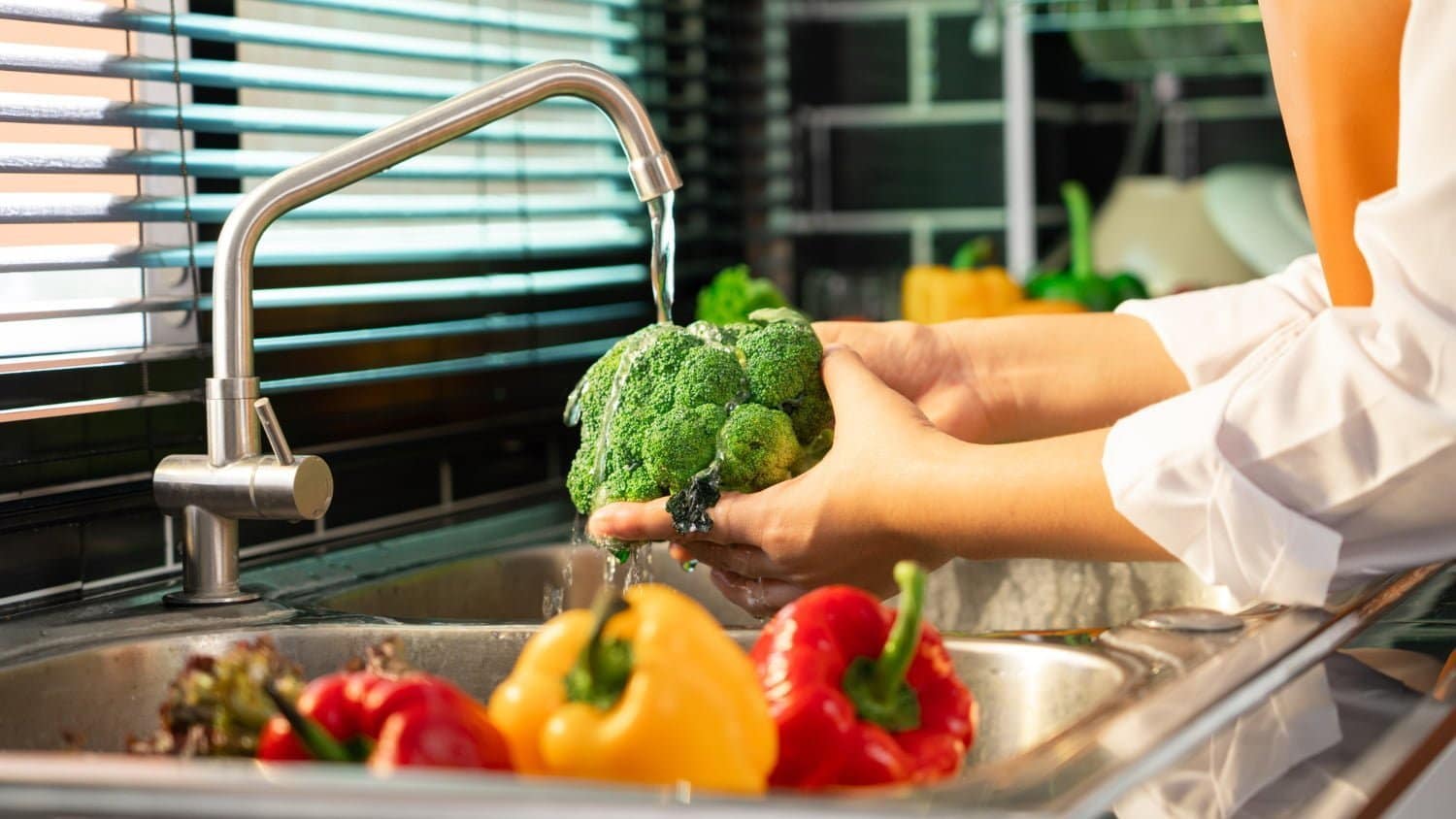 Faut-il vraiment laver les fruits et légumes avant de les consommer?