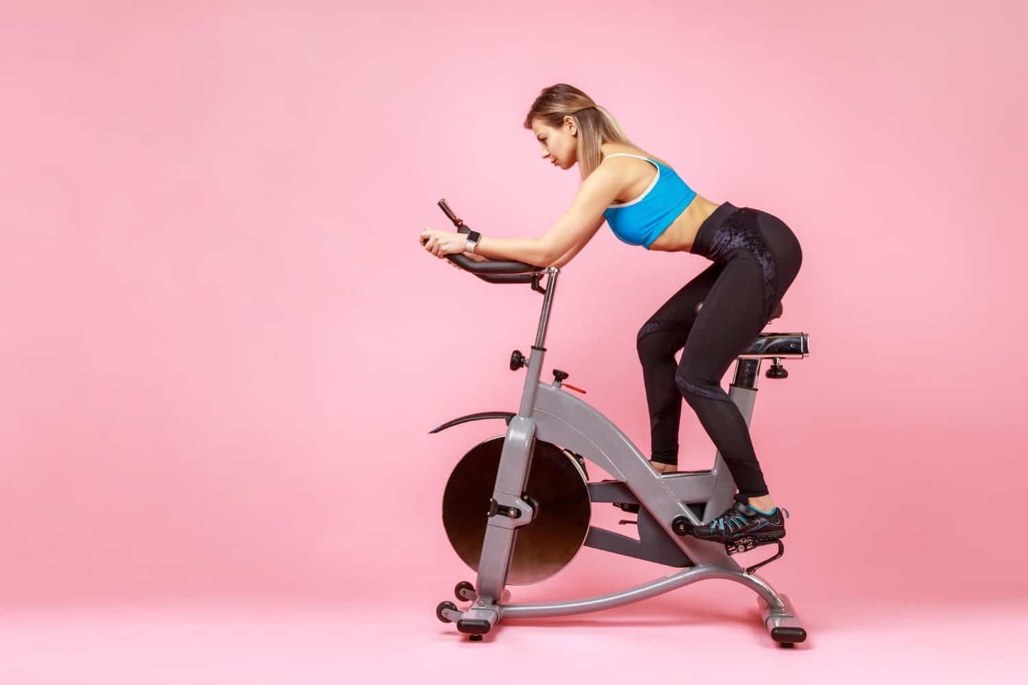 Combien de temps pédaler pour perdre du poids avec un vélo d’appartement et obtenir des résultats?
