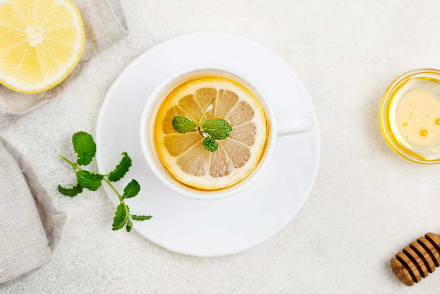 Les raisons surprenantes pour lesquelles vous devriez boire de l’eau chaude avec du citron chaque matin