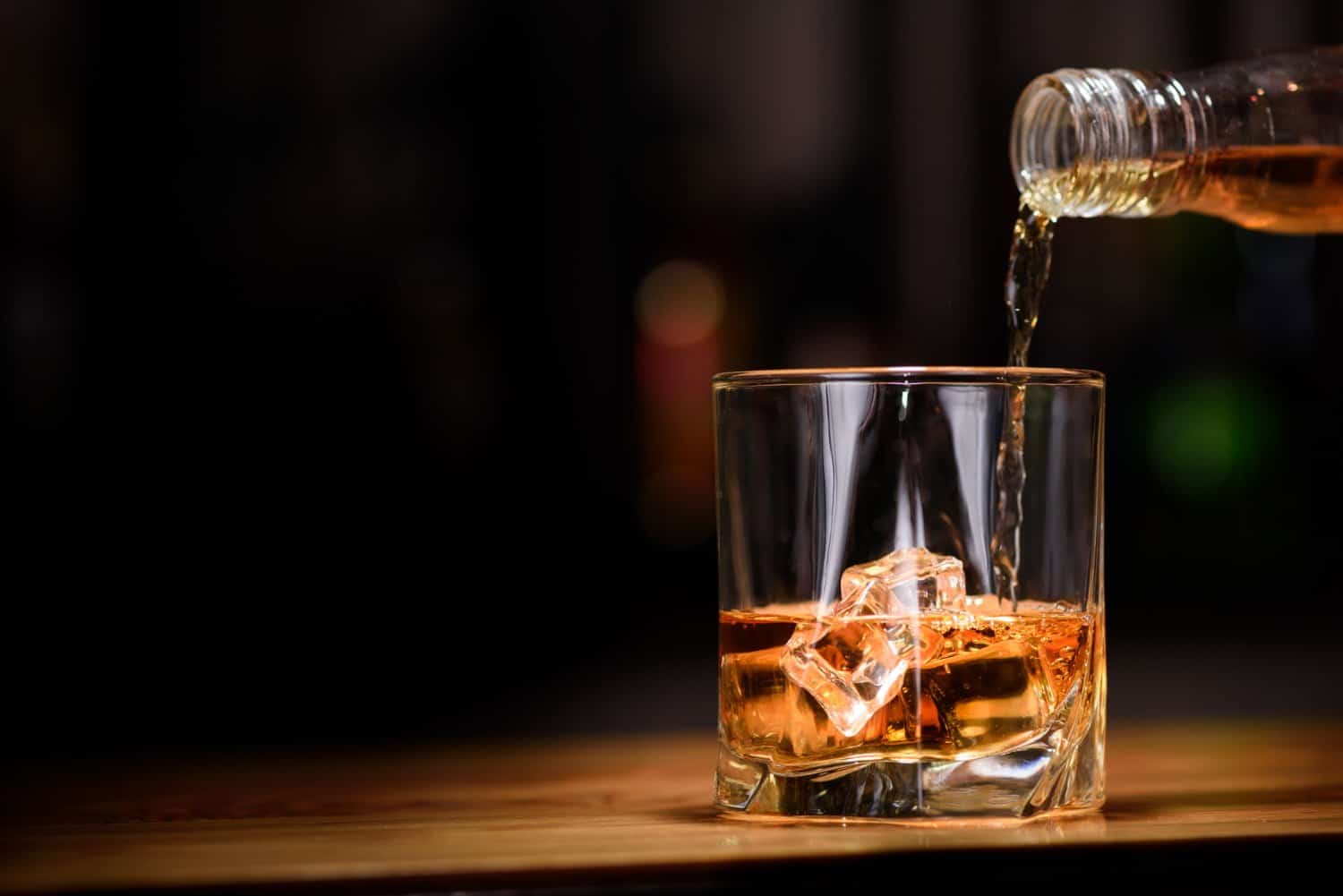 Alcool et Alzheimer : des effets cérébraux opposés selon le type d’atteinte cérébrale