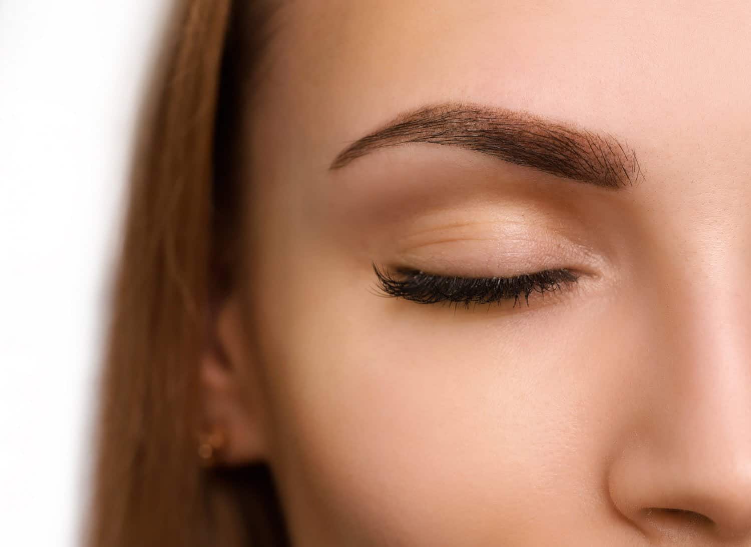 Astuces et conseils pour se débarrasser des pellicules dans les sourcils