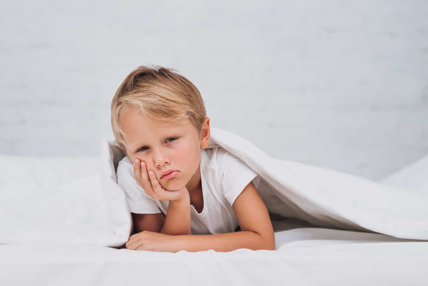 Sommeil perturbé chez les ados par l’excès d’écrans: hausse de  l’IMC et santé mentale détériorée surtout chez les filles