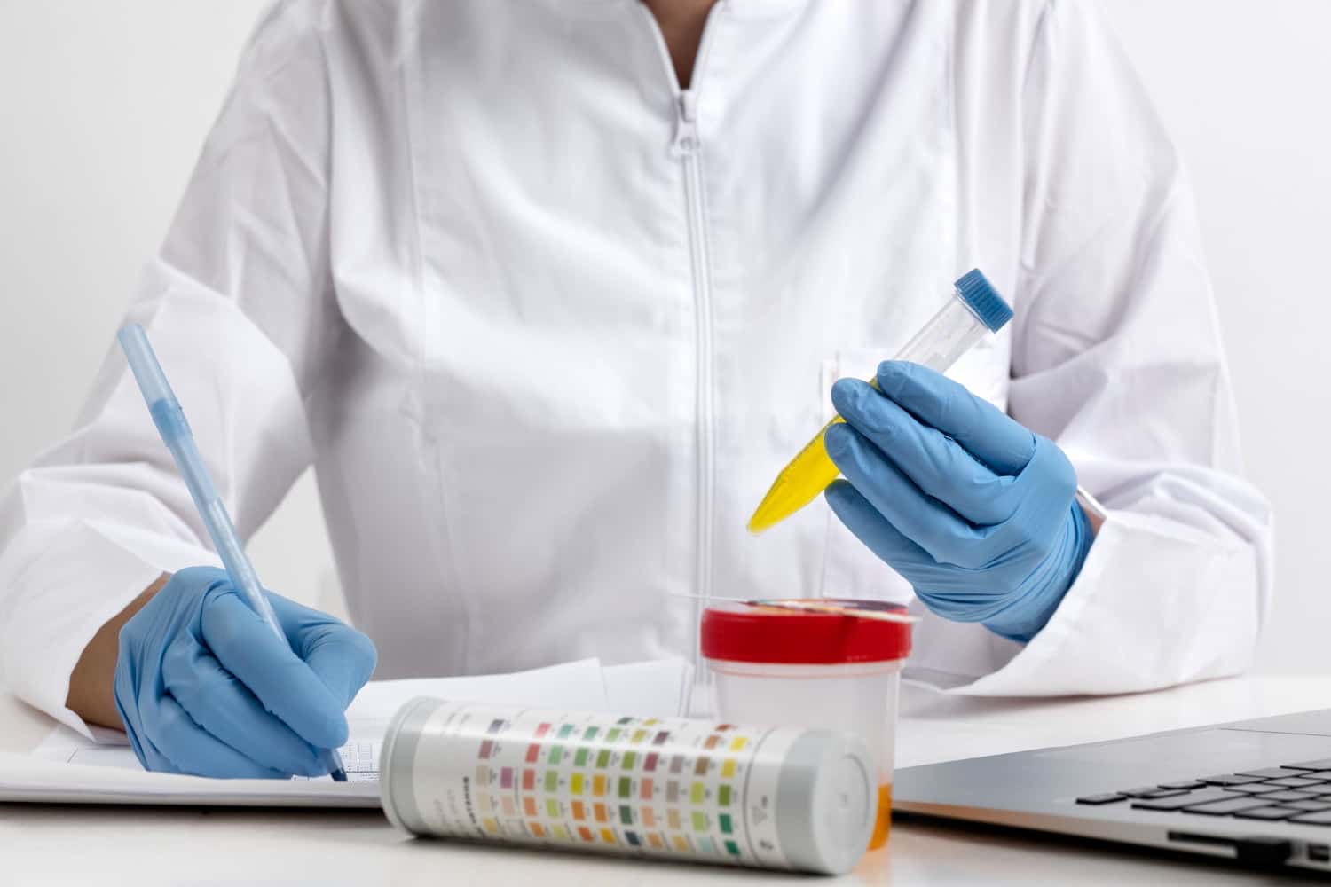 Hématurie: les principales causes de présence de sang dans les urines chez la femme