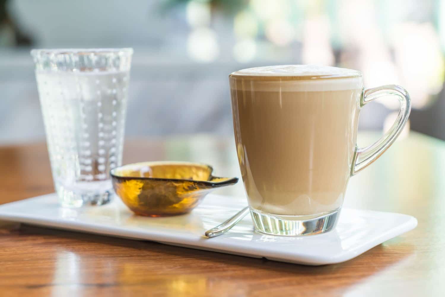 Pourquoi un verre d’eau est-il toujours servi avec le café ?