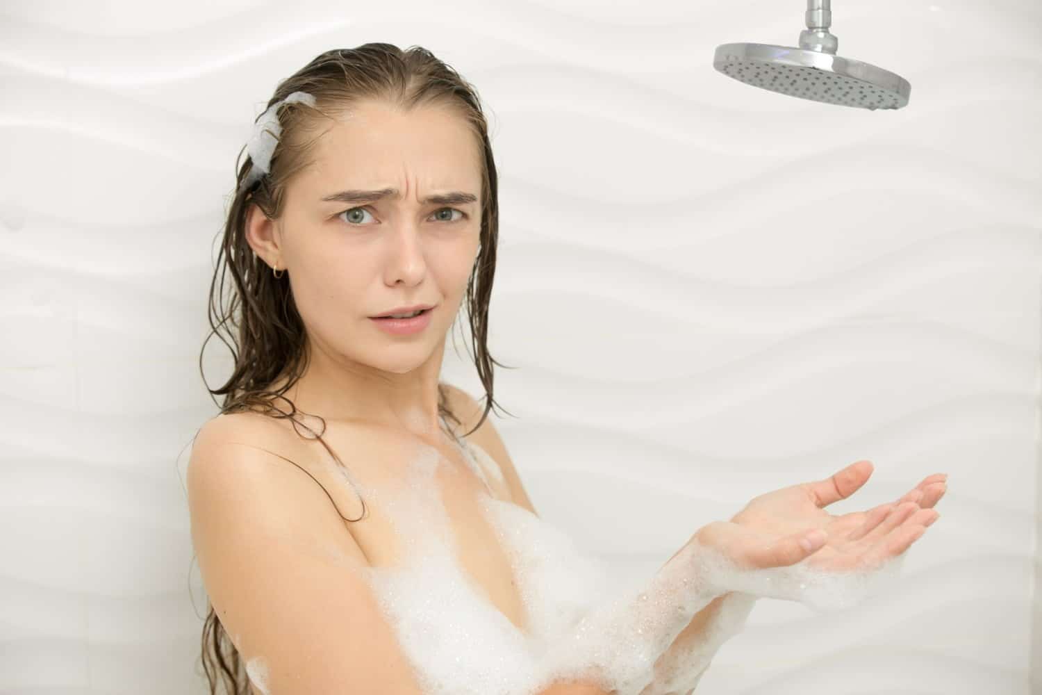 Perte de cheveux sous la douche : Quelle quantité est normale ?