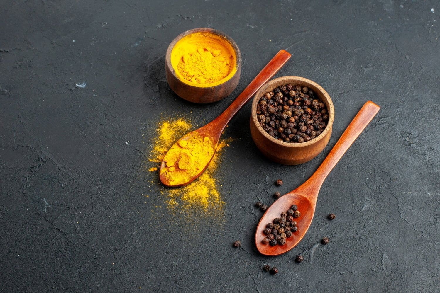 Curcuma et du poivre noir : une combinaison puissante pour démultiplier les bénéfices