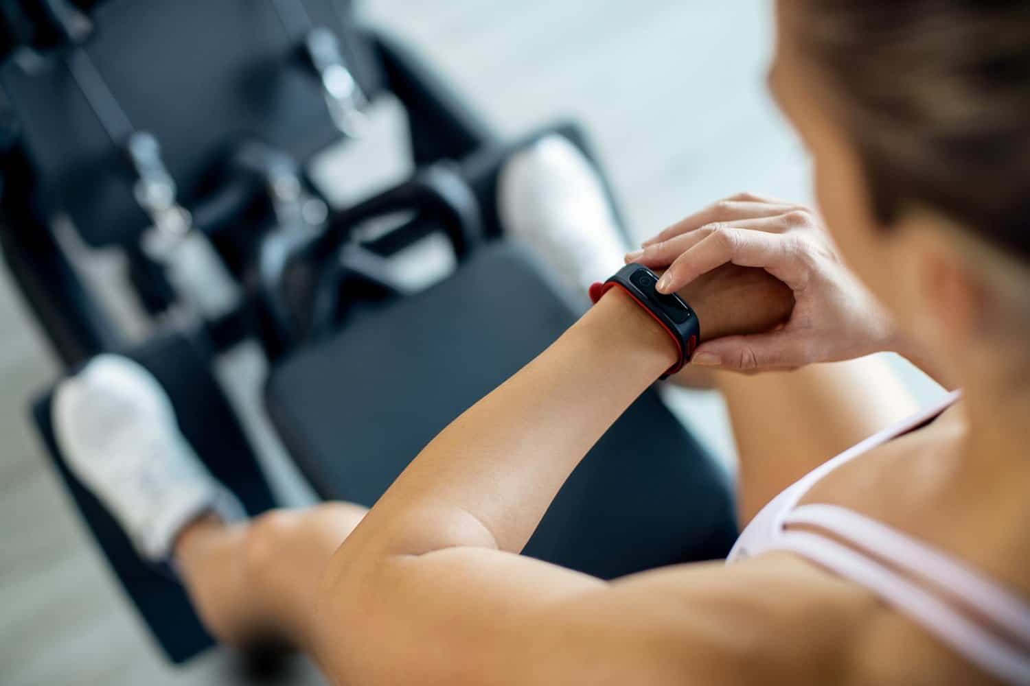 Trackers de fitness après 55 ans : 5 avantages pour la santé et l’autonomie