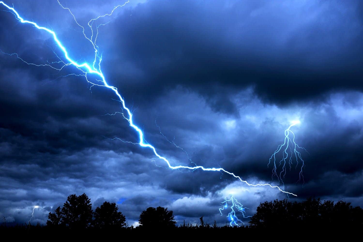 Prendre une douche pendant un orage : est-ce risqué ?