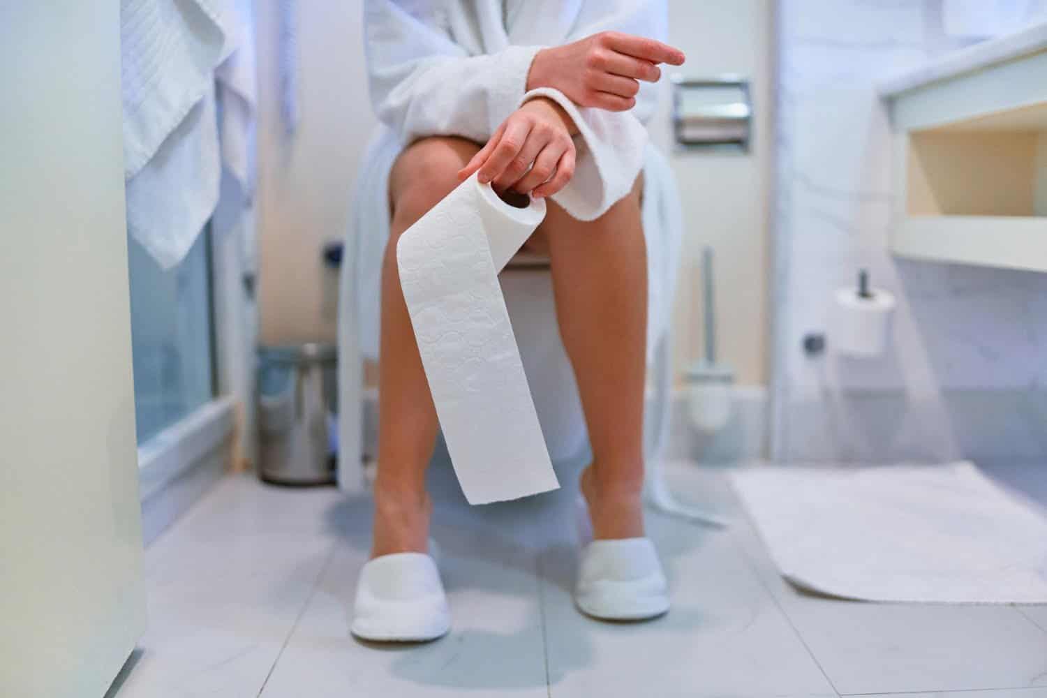 Pourquoi y a-t-il parfois du sang sur le papier toilette après une selle ?
