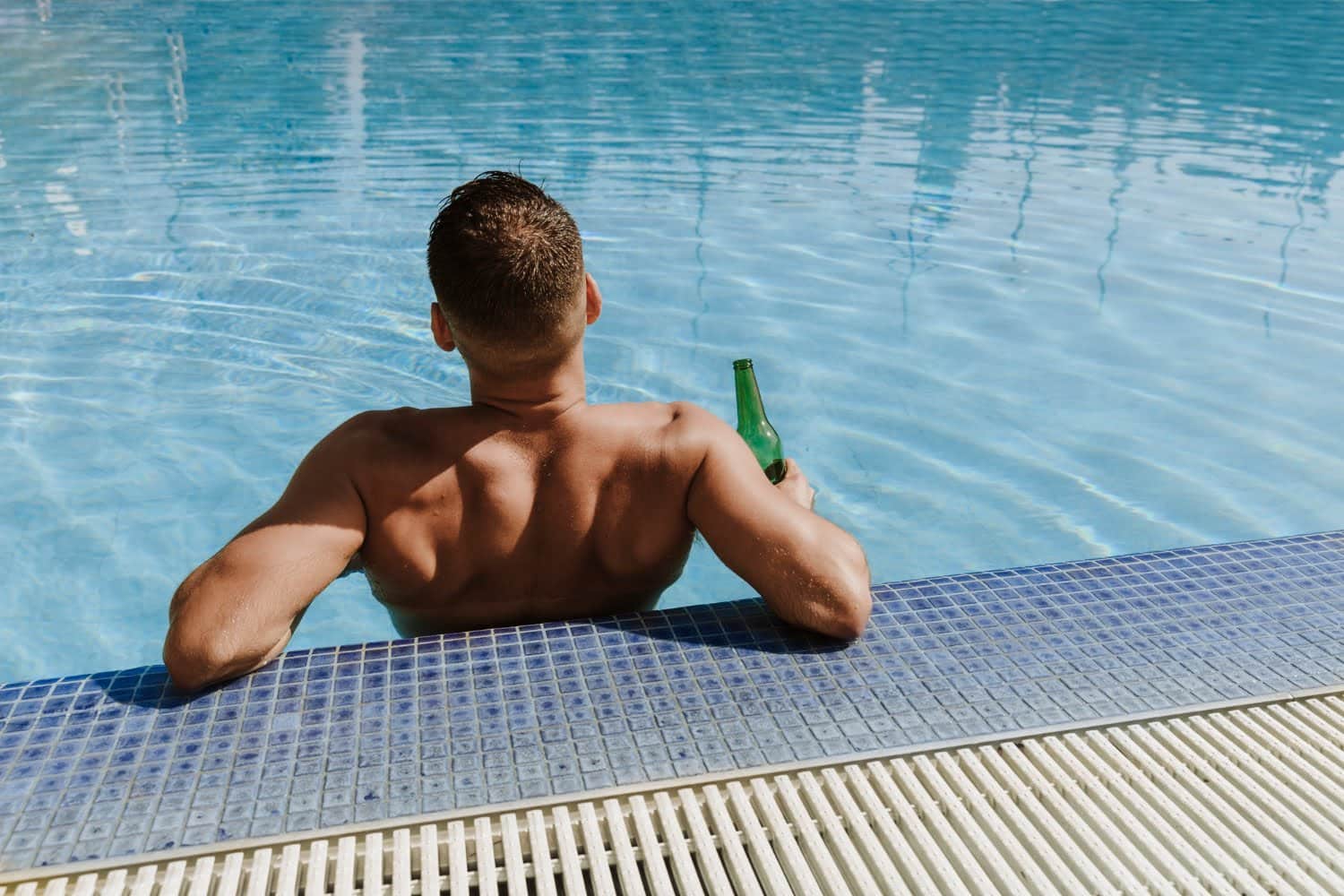 Les risques pour la santé d’uriner dans une piscine