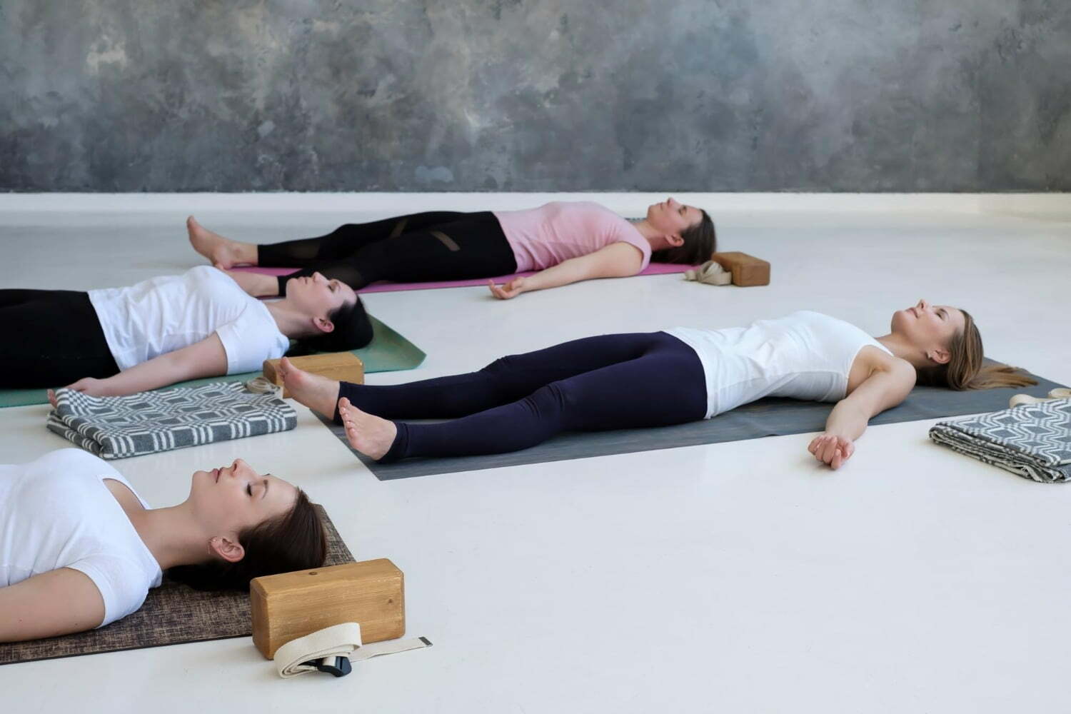 Yoga vs Pilates : Quelle pratique choisir pour cet automne ?