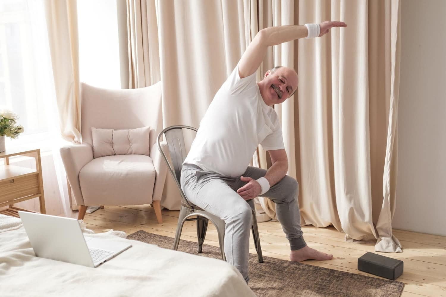 Test du lever de chaise en 30 secondes : quel résultat selon l’âge ?