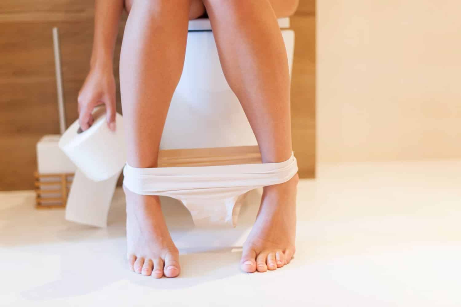 Aliments non digérés dans les selles : que signifie ce signe et quand s’inquiéter