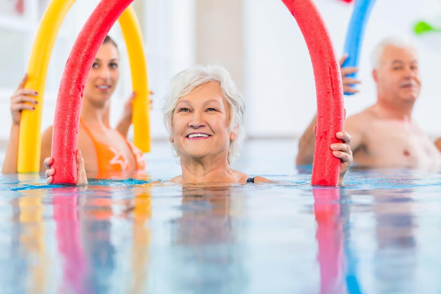 Les bienfaits de l’aquagym pour les seniors et les conseils pour bien commencer