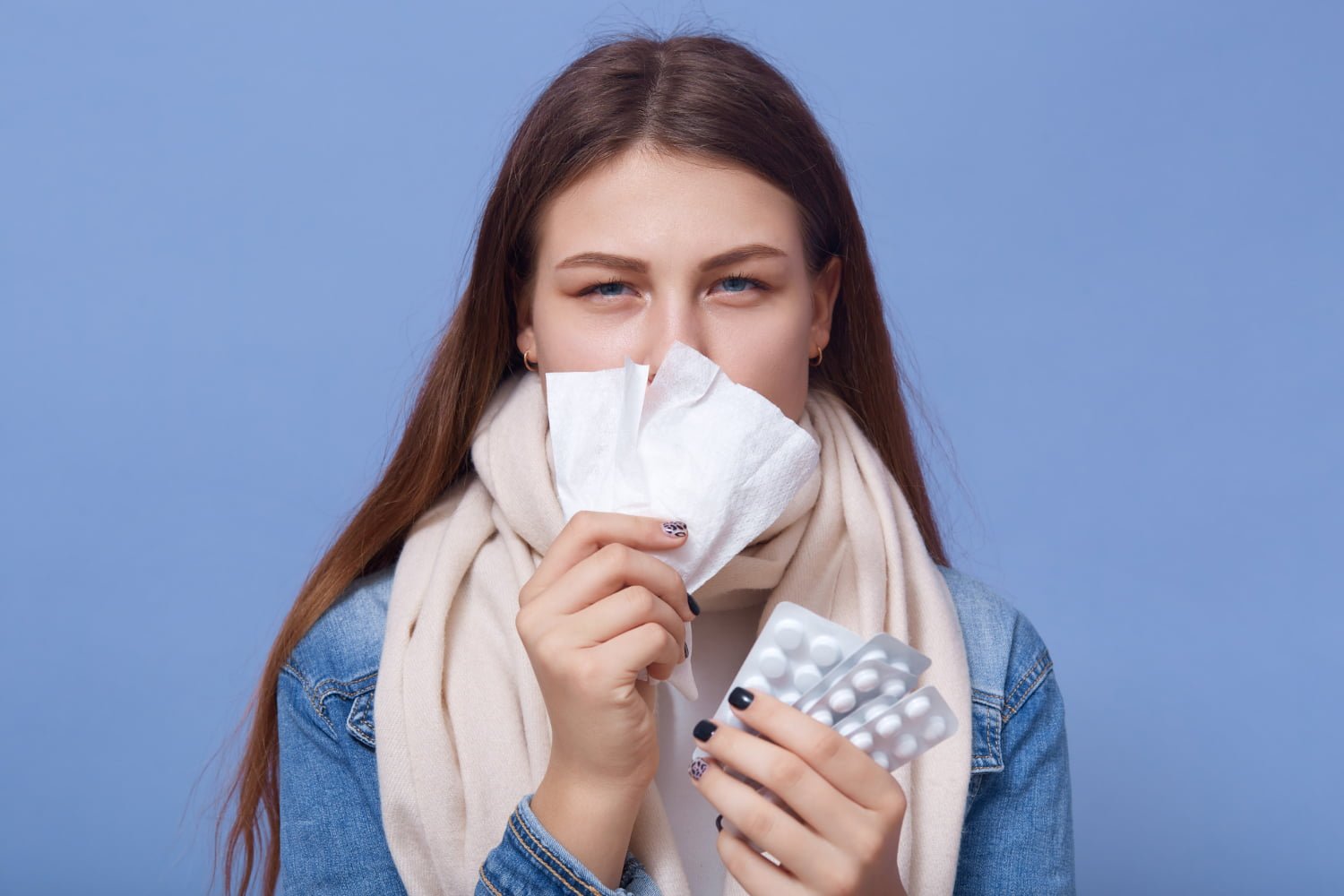 Couleur bizarre dans le mouchoir après s’être mouché: ce que cela révèle sur votre santé