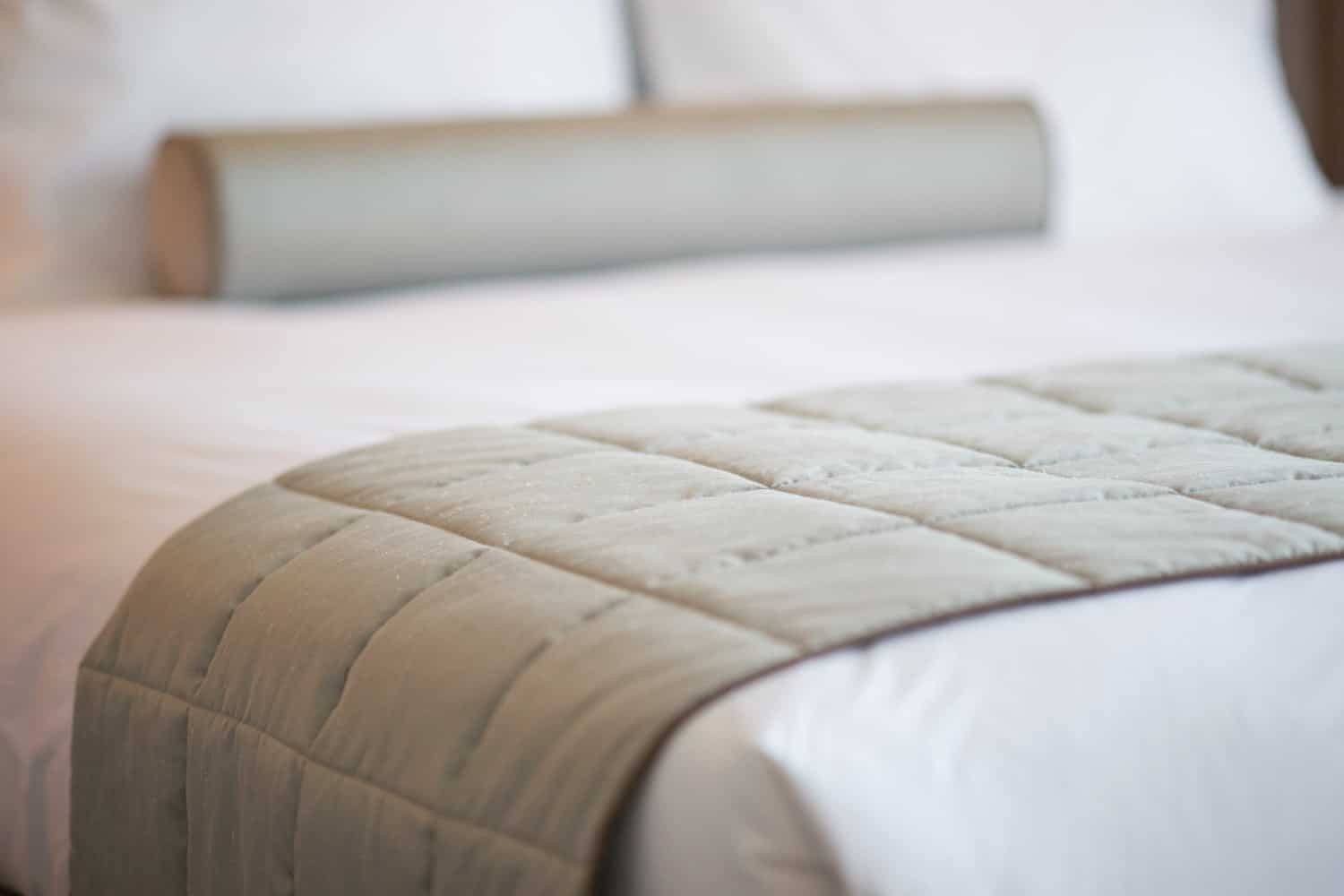 À quoi sert la petite couverture sur les lits d’hôtel ?