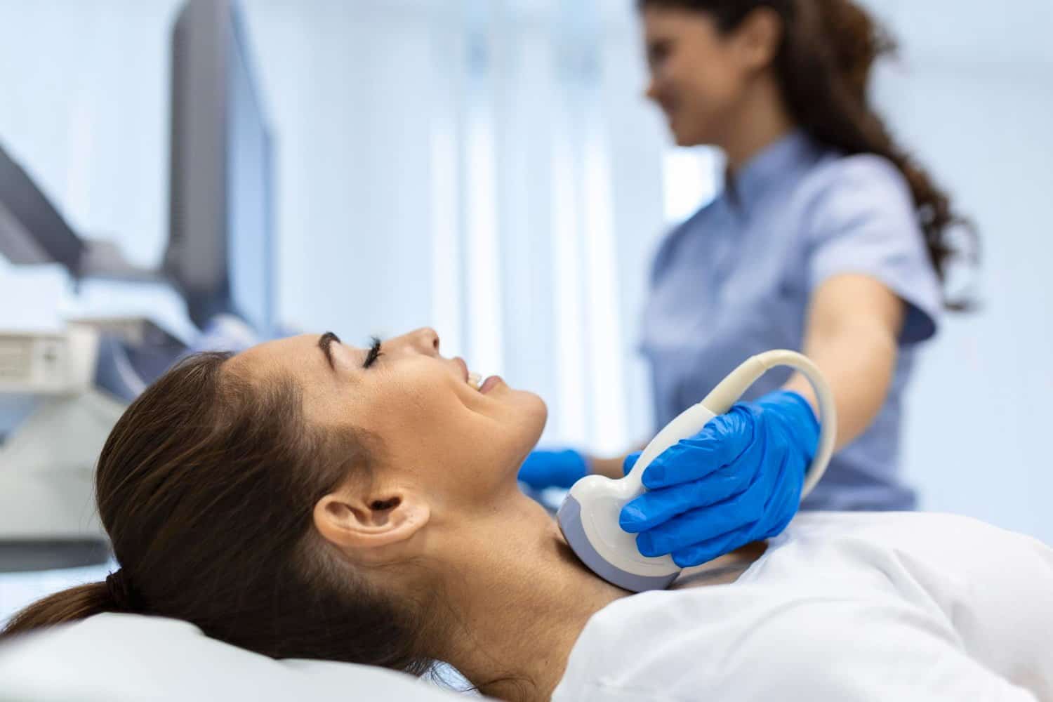 Problèmes de thyroïde : 12 symptômes visibles sur la peau et les yeux