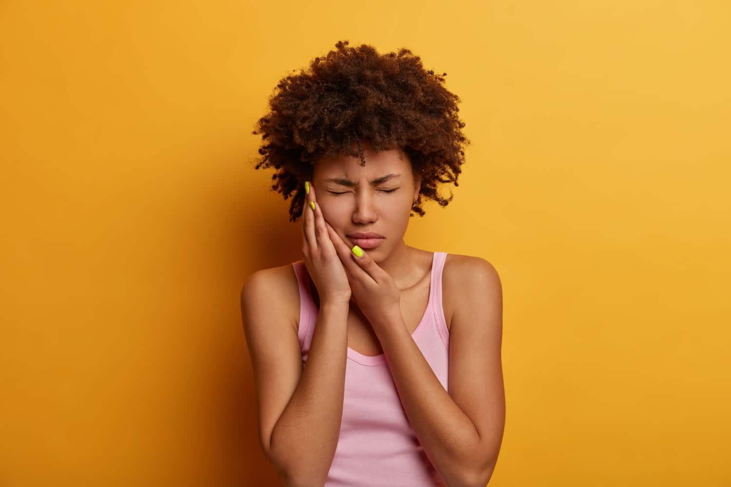 9 astuces pour soulager une douleur dentaire la nuit