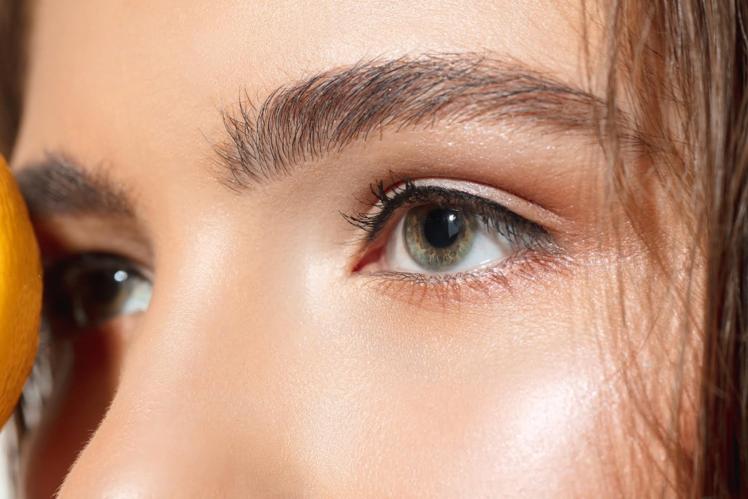 Grains de milium sous les yeux : Comment se débarrasser de ces petits boutons de kératine ?