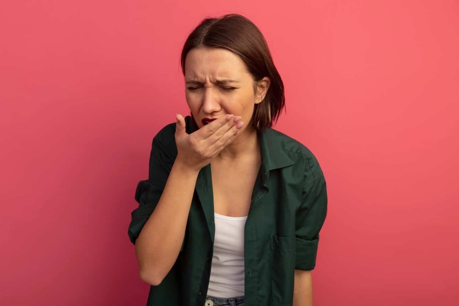 Boire ou manger quelque chose de trop chaud : que faire si vous vous brûlez le palais ou la bouche ?