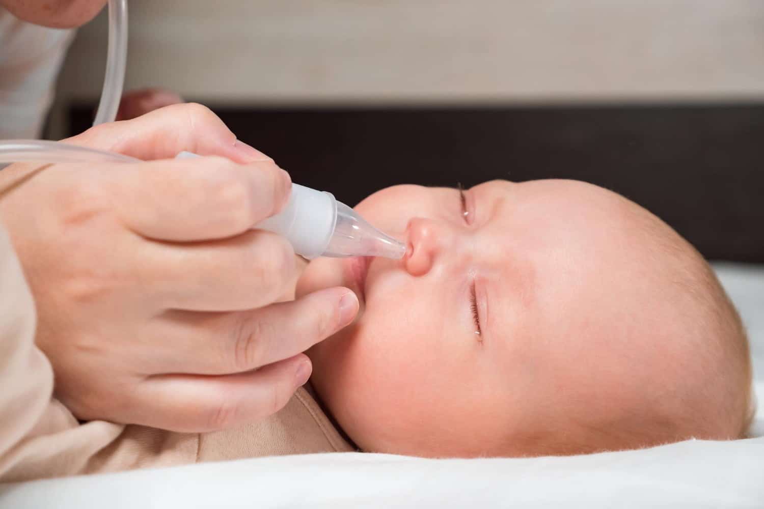 Comment utiliser un aspirateur nasal pour aider votre bébé à mieux respirer