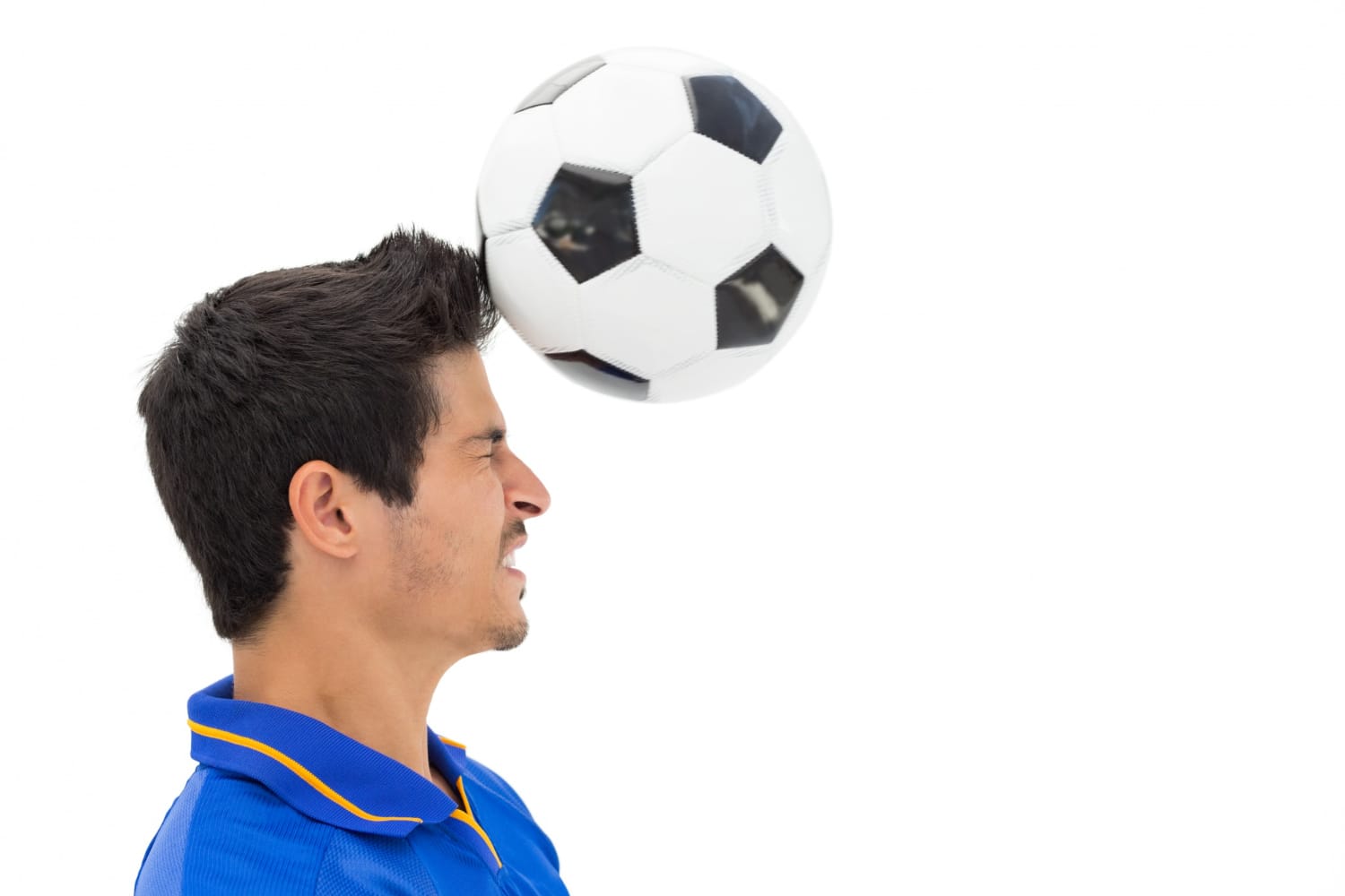 Commotion cérébrale: Combien faire de têtes au football est trop pour rester en sécurité selon cette étude